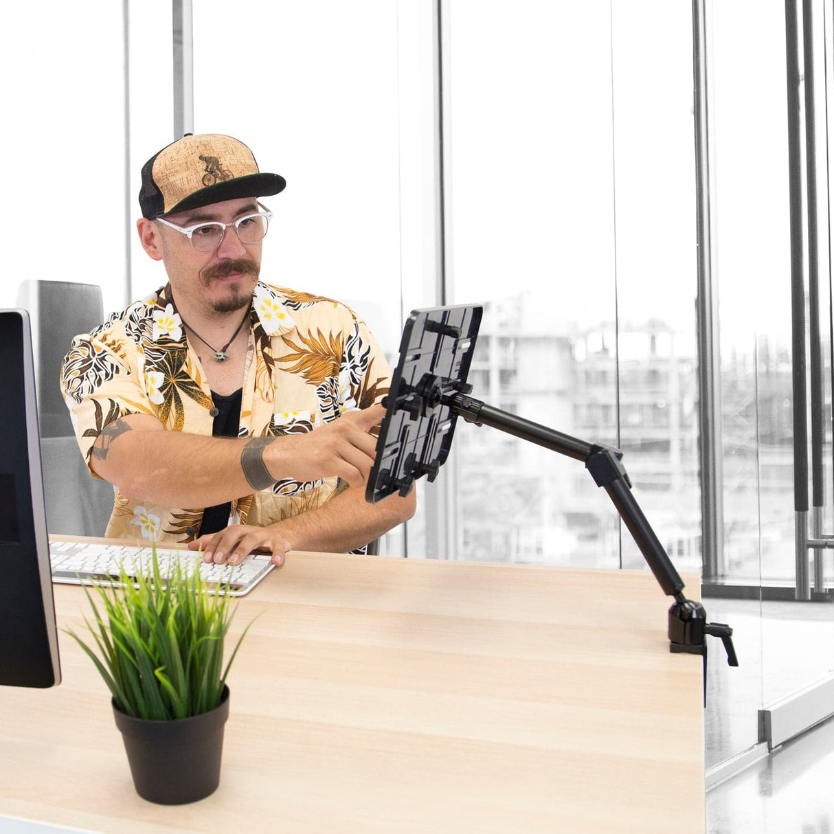 Universal Tablet Pole and Desk Mount Black Tablet Mount - Universal Tablet Pole and Desk Mount - Mount-It! - MI-7510